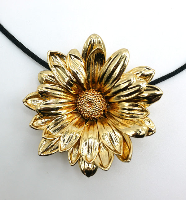 pendant of real daisy preserved with gold coating