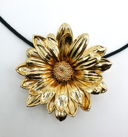 pendant of real daisy preserved with gold coating